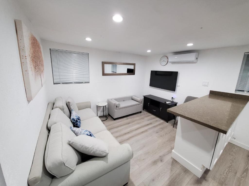 Minutes from LAX and Sofi staduim